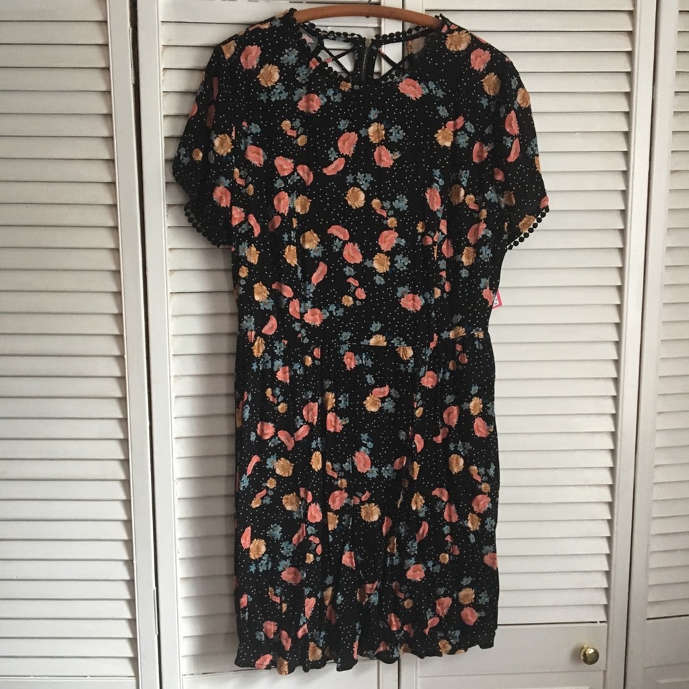 🌸NWT Super cute floral dress with unique back!🌸